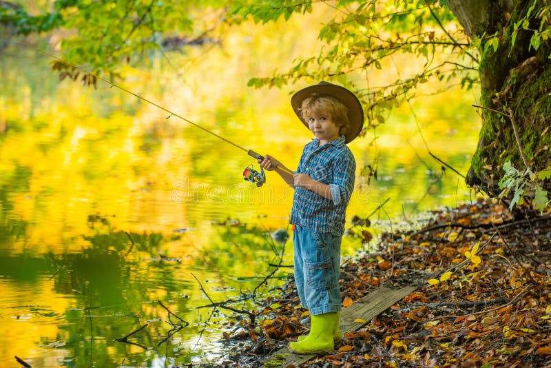 Fine settimana Un ragazzino sta pescando in uno stagno Un bel ragazzo e i suoi hobby Barre da pesca Campeggio con bambini Pesce