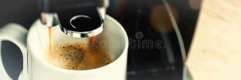 Fine su del caffè espresso caldo fatto di versamento a macchina della macchinetta del caffè