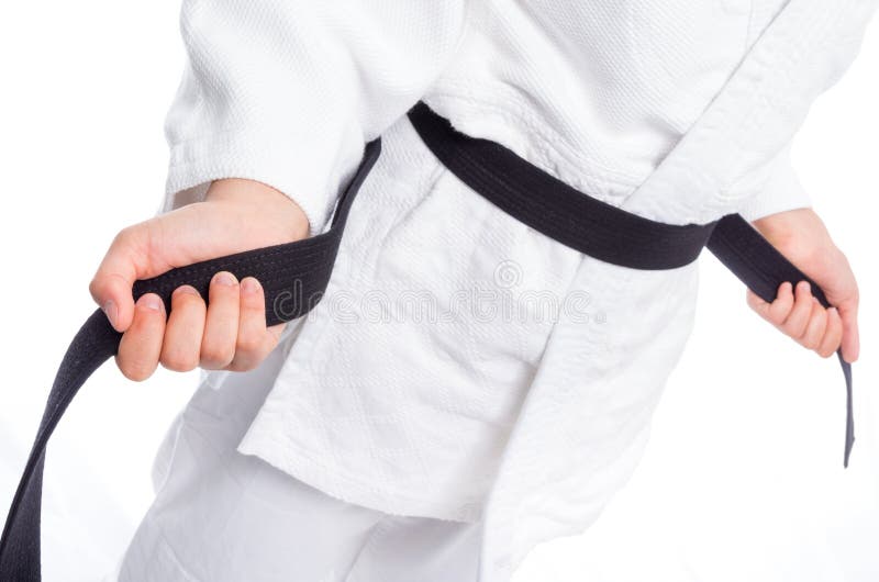 Fine su dell'uniforme di judo, judo-gi, con la cinghia isolata su bianco