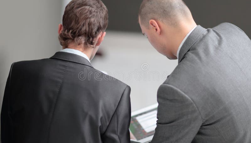 Fine in su due uomini d'affari che discutono lavorando le edizioni Isolato su bianco immagine stock Fine in su due uomini d'affari che discutono lavorando le edizioni Isolato su bianco immagine stock