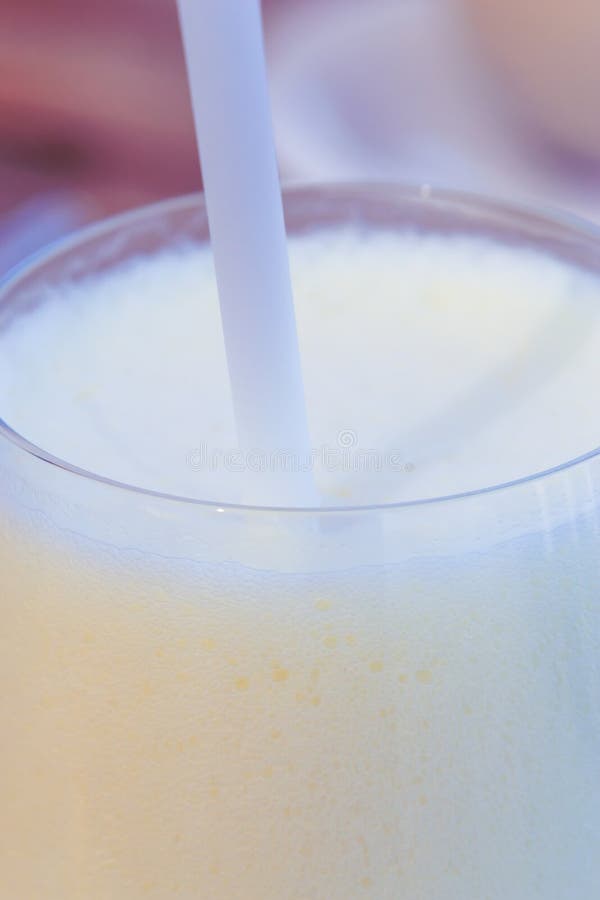 Fine su frappé casalingo delizioso con il fondo di struttura della paglia immagine stock Fine su frappé casalingo delizioso con il fondo di struttura della paglia immagine stock