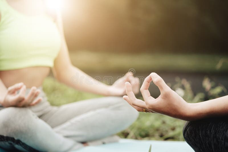 Fine su yoga delle donne - rilassi in natura immagine stock libera da diritti Fine su yoga delle donne - rilassi in natura immagine stock libera da diritti