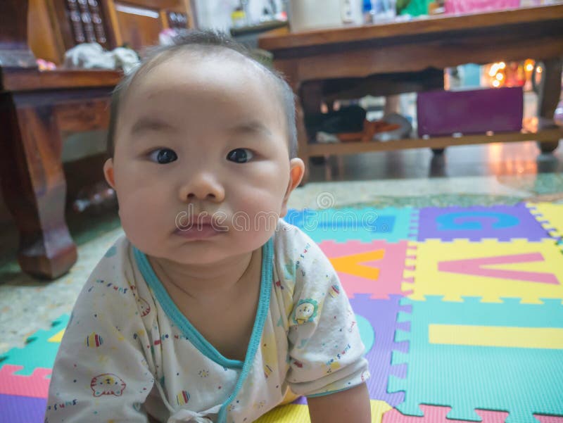 Fine sul bambino asiatico bello di Cutie fotografia stock libera da diritti Fine sul bambino asiatico bello di Cutie fotografia stock libera da diritti