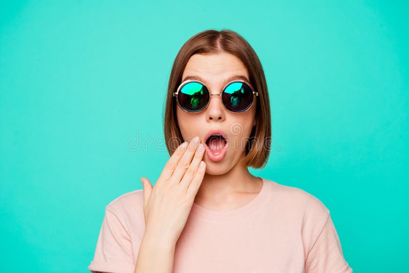 Fine sul bello suo che funky divertente della foto signora giudica mano-braccio vicino alla bocca ha detto il cattivo viaggio sba fotografia stock libera da diritti Fine sul bello suo che funky divertente della foto signora giudica mano-braccio vicino alla bocca ha detto il cattivo viaggio sba fotografia stock libera da diritti