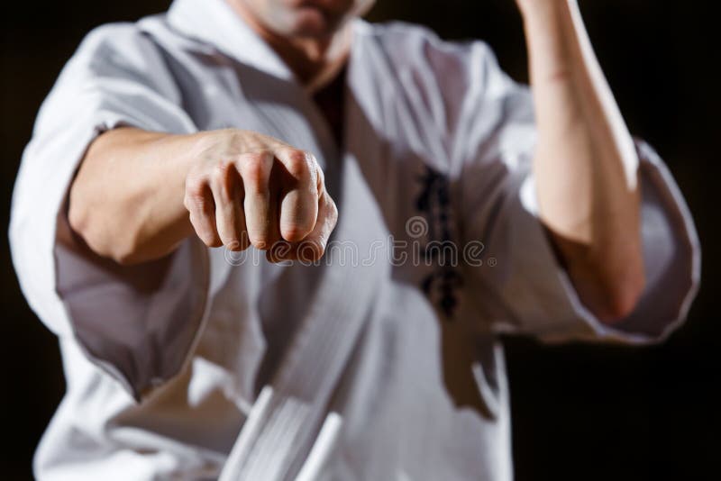 Fine sul concetto di rabbia del pugno dell'uomo Addestramento di legittima difesa Gesto di attacco immagini stock libere da diritti Fine sul concetto di rabbia del pugno dell'uomo Addestramento di legittima difesa Gesto di attacco immagini stock libere da diritti