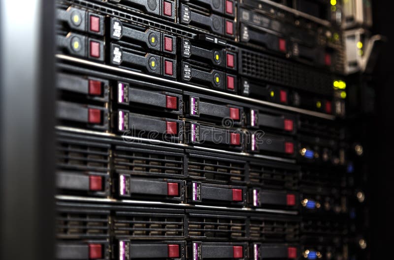 Fine sul mazzo in un fuoco selezionato centro dati, campo stretto dello scaffale del server di profondità immagine stock