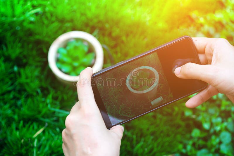 Fine sull'applicazione asiatica della macchina fotografica di uso della mano della donna in smartphone per prendere una foto del immagine stock libera da diritti Fine sull'applicazione asiatica della macchina fotografica di uso della mano della donna in smartphone per prendere una foto del immagine stock libera da diritti