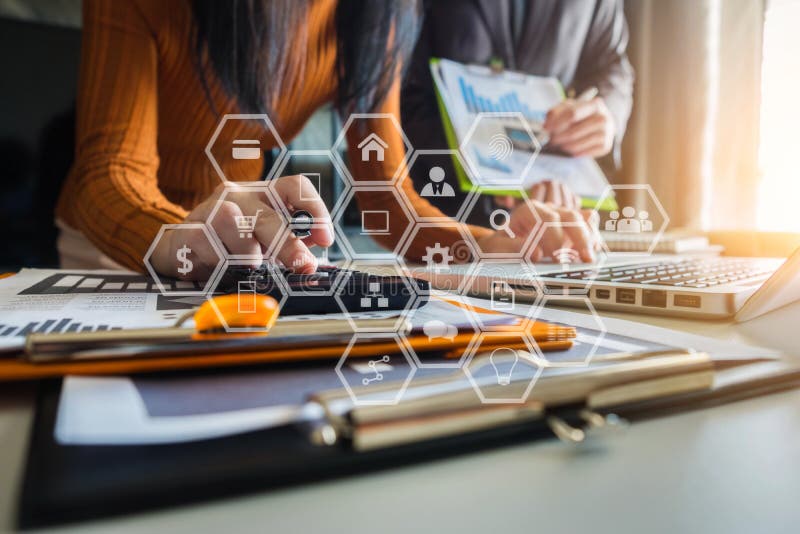 Fine sull'uomo d'affari e sul partner facendo uso del calcolatore e del computer portatile per finanza calaulating, la tassa, la fotografie stock libere da diritti Fine sull'uomo d'affari e sul partner facendo uso del calcolatore e del computer portatile per finanza calaulating, la tassa, la fotografie stock libere da diritti