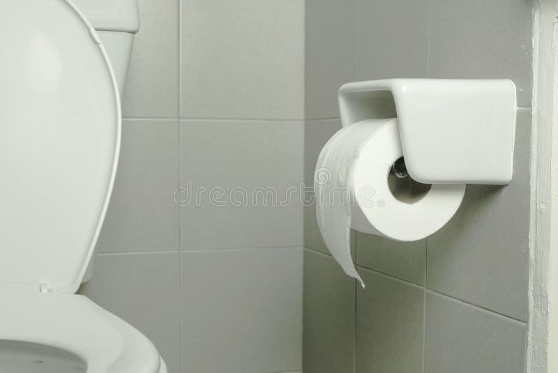 Fine sulla carta igienica in bagno fotografie stock Fine sulla carta igienica in bagno fotografie stock