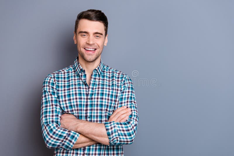 Fine sulla foto attraente che stupisce lui i suoi braccia di mani dell'uomo ha attraversato la situazione comica di risata sicura fotografia stock Fine sulla foto attraente che stupisce lui i suoi braccia di mani dell'uomo ha attraversato la situazione comica di risata sicura fotografia stock