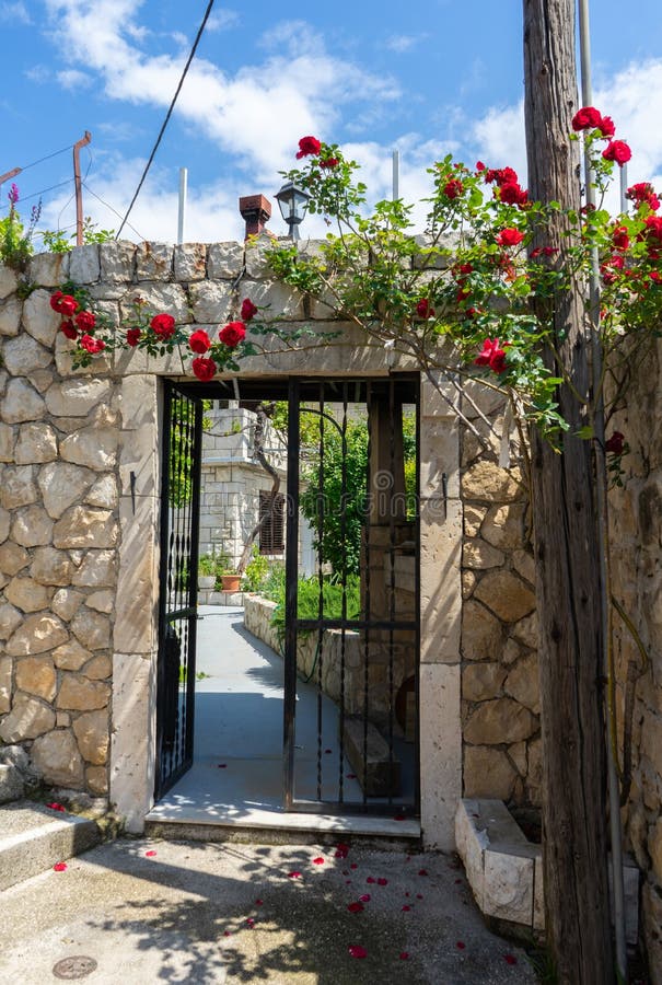 fine sulla vecchia porta della casa di retro stile di cultura architettonica Mediterranea Facciata dell'entrata del recinto del m fotografia stock libera da diritti fine sulla vecchia porta della casa di retro stile di cultura architettonica Mediterranea Facciata dell'entrata del recinto del m fotografia stock libera da diritti