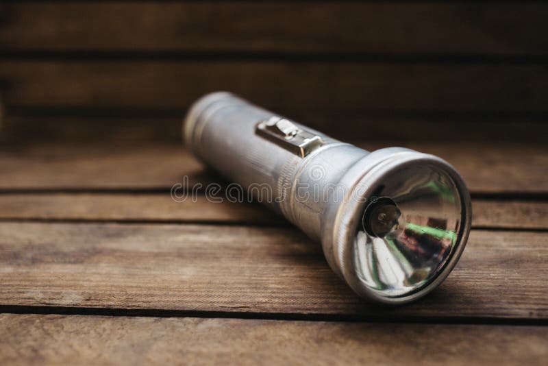 fine sulla vecchia torcia elettrica del metallo su fondo di legno fotografie stock libere da diritti fine sulla vecchia torcia elettrica del metallo su fondo di legno fotografie stock libere da diritti