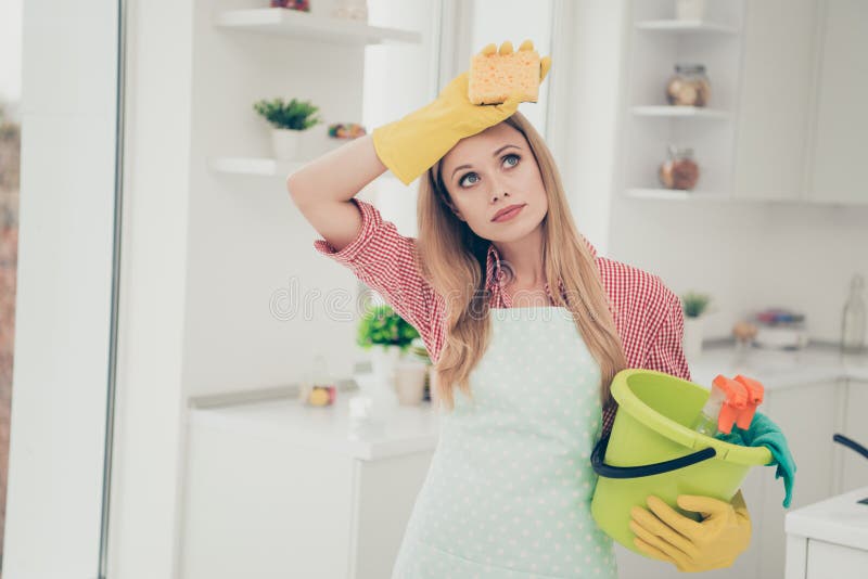 Fine sulle belle funzioni piacevoli occupate della foto che la sua signora sta la cameriera brillante della casa della cucina ha immagine stock libera da diritti Fine sulle belle funzioni piacevoli occupate della foto che la sua signora sta la cameriera brillante della casa della cucina ha immagine stock libera da diritti