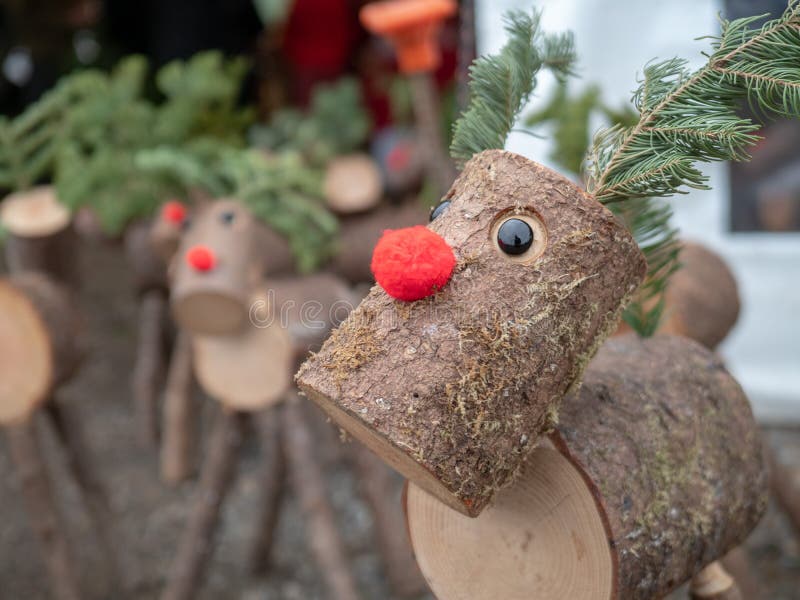 Fine sulle versioni di legno del ceppo di tempo fiutato rosso di festa di natale della renna di Rudolph