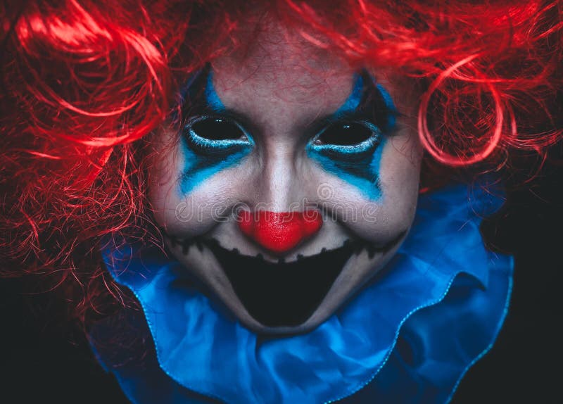 Fine terrificante del pagliaccio sul ritratto di Halloween su fondo nero fotografia stock libera da diritti Fine terrificante del pagliaccio sul ritratto di Halloween su fondo nero fotografia stock libera da diritti