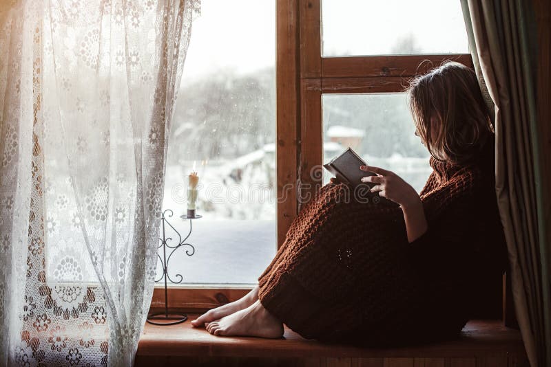 Fines de semana del invierno en cabaña de madera vieja imágenes de archivo libres de regalías Fines de semana del invierno en cabaña de madera vieja imágenes de archivo libres de regalías