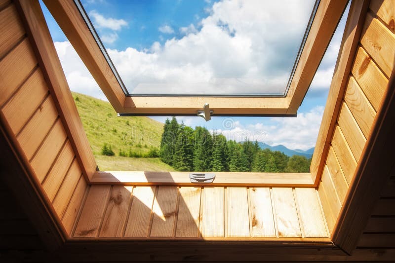Finestra aperta alla casa di legno del villaggio in montagne fotografia stock libera da diritti Finestra aperta alla casa di legno del villaggio in montagne fotografia stock libera da diritti