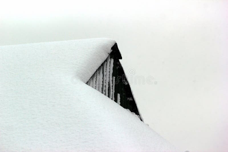 Finestra della soffitta coperta di neve bianca immagini stock Finestra della soffitta coperta di neve bianca immagini stock