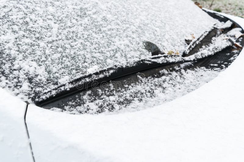 Finestra di automobile innevata con i tergicristalli, macro, fine su Le spazzole di tergicristalli dell'automobile liberano la ne fotografia stock libera da diritti Finestra di automobile innevata con i tergicristalli, macro, fine su Le spazzole di tergicristalli dell'automobile liberano la ne fotografia stock libera da diritti