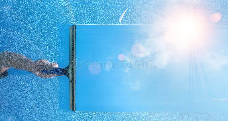 Finestra di pulitura per finestre con schegge e tergicristallo in una giornata di sole