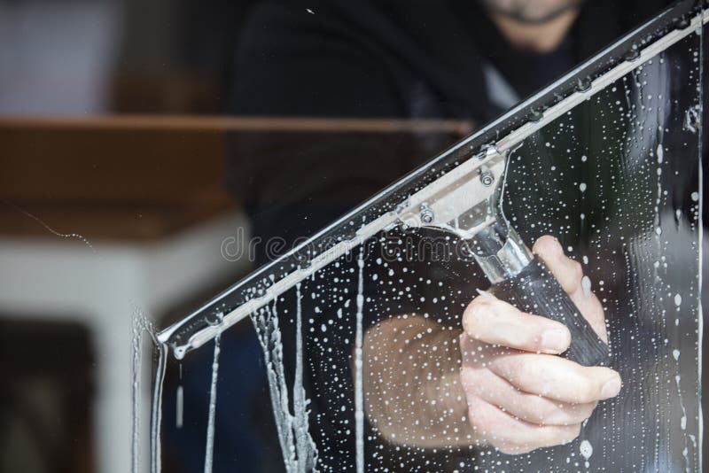 finestra di superficie di vetro del fuoco di pulizia