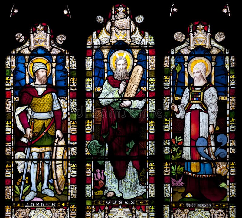 Finestra di vetro macchiato che descrive Joshua, Mosè e Haron in san Nicholas Church, Arundel, West Sussex, unito immagine stock Finestra di vetro macchiato che descrive Joshua, Mosè e Haron in san Nicholas Church, Arundel, West Sussex, unito immagine stock