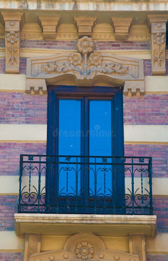 Finestra e balcone tradizionali del mattone in Spagna con la decorazione dello stucco immagine stock libera da diritti Finestra e balcone tradizionali del mattone in Spagna con la decorazione dello stucco immagine stock libera da diritti