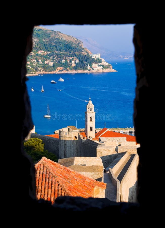 Finestra e Dubrovnik nel Croatia fotografia stock Finestra e Dubrovnik nel Croatia fotografia stock