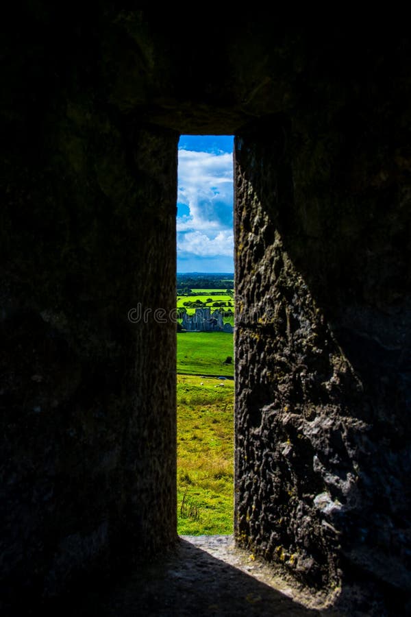Finestra a roccia di Cashel con la vista da fortificare ed abbellire in Irlanda fotografia stock libera da diritti Finestra a roccia di Cashel con la vista da fortificare ed abbellire in Irlanda fotografia stock libera da diritti