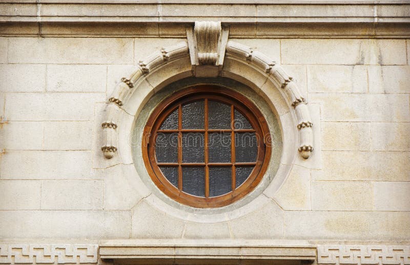 finestra rotonda d'annata nello stile classico immagini stock finestra rotonda d'annata nello stile classico immagini stock