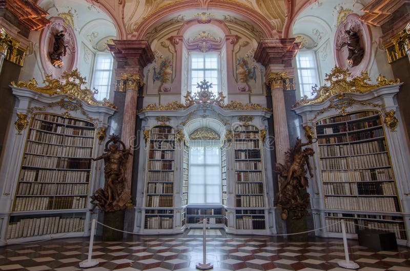 Finestra in una biblioteca di un'abbazia immagini stock