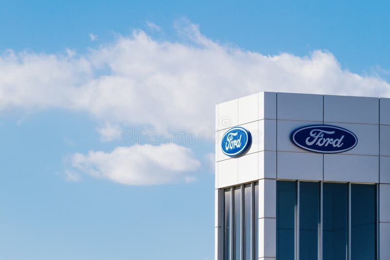 Finestrat, Espanha - 14 de novembro de 2017: Logotipo da empresa do Ford Motor no negócio que constrói o 14 de novembro de 2017 e imagem de stock Finestrat, Espanha - 14 de novembro de 2017: Logotipo da empresa do Ford Motor no negócio que constrói o 14 de novembro de 2017 e imagem de stock