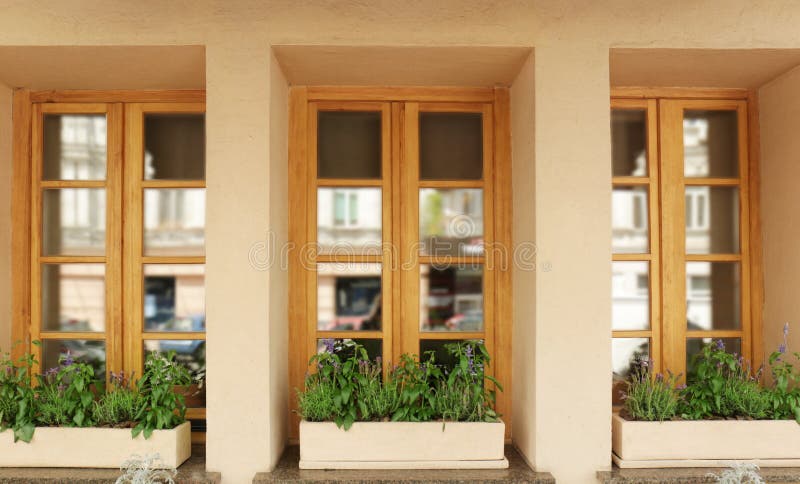 Finestre di legno moderne decorate fotografia stock libera da diritti Finestre di legno moderne decorate fotografia stock libera da diritti