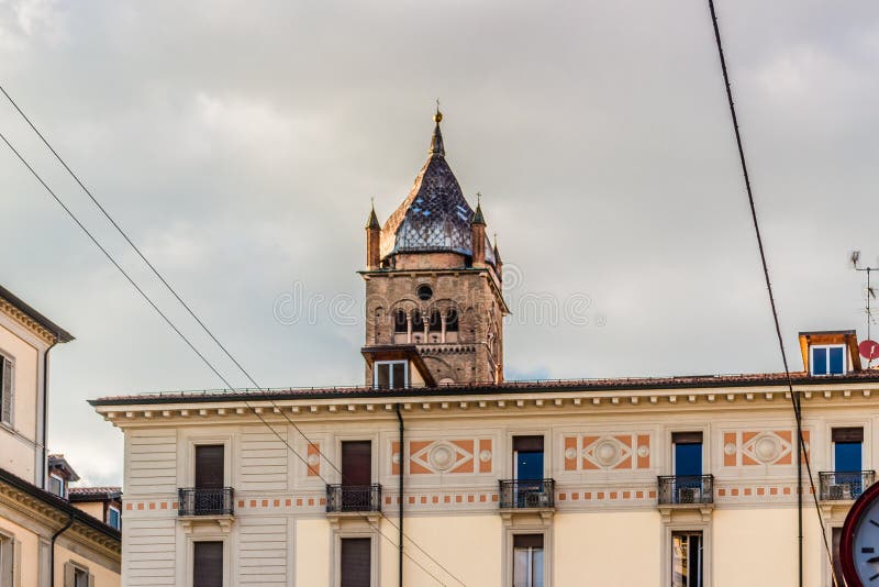 finestre e costruzione antica nel centro storico di Bologna fotografie stock finestre e costruzione antica nel centro storico di Bologna fotografie stock