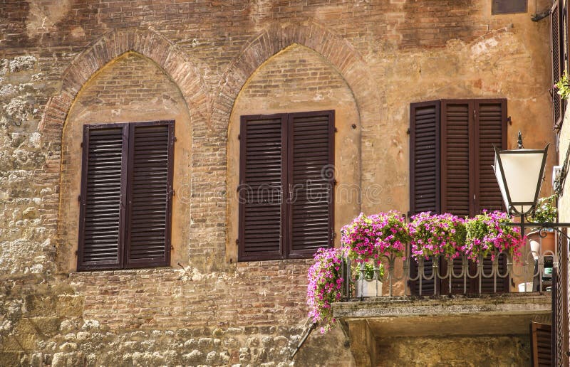 Finestre italiane tradizionali con gli otturatori in una delle case o immagini stock Finestre italiane tradizionali con gli otturatori in una delle case o immagini stock