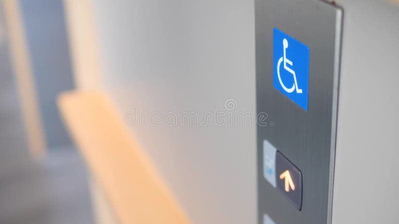 Finger femenino que presiona el botón de la elevación del elevador para el discapacitado en alameda u hospital de compras 4k, cám