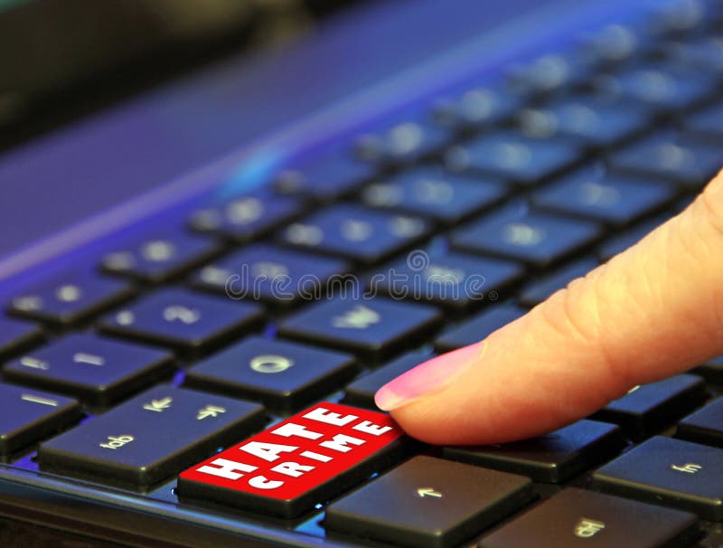 Finger f?r anv?ndare f?r hatbrott f?r reng?ringsduk faraf?r online-internet som m?rkt trycker p? skjuta datoren f?r r?d knapp royaltyfri fotografi Finger f?r anv?ndare f?r hatbrott f?r reng?ringsduk faraf?r online-internet som m?rkt trycker p? skjuta datoren f?r r?d knapp royaltyfri fotografi