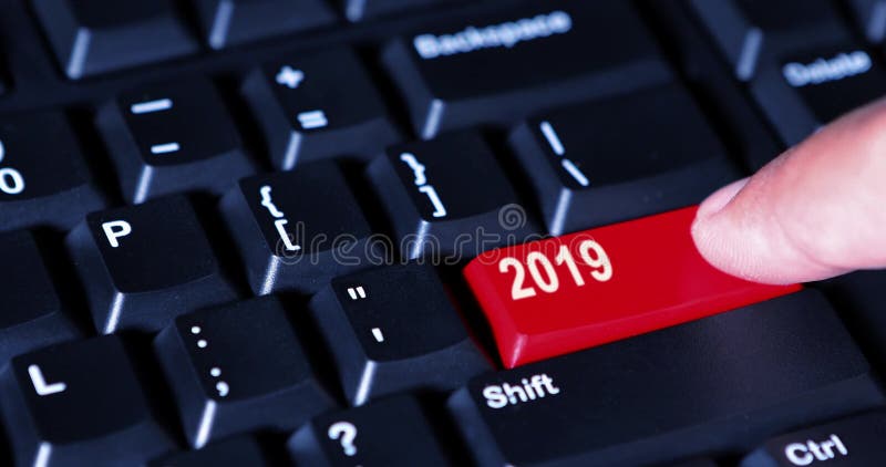 Finger humano que presiona el botón 2019 en el teclado