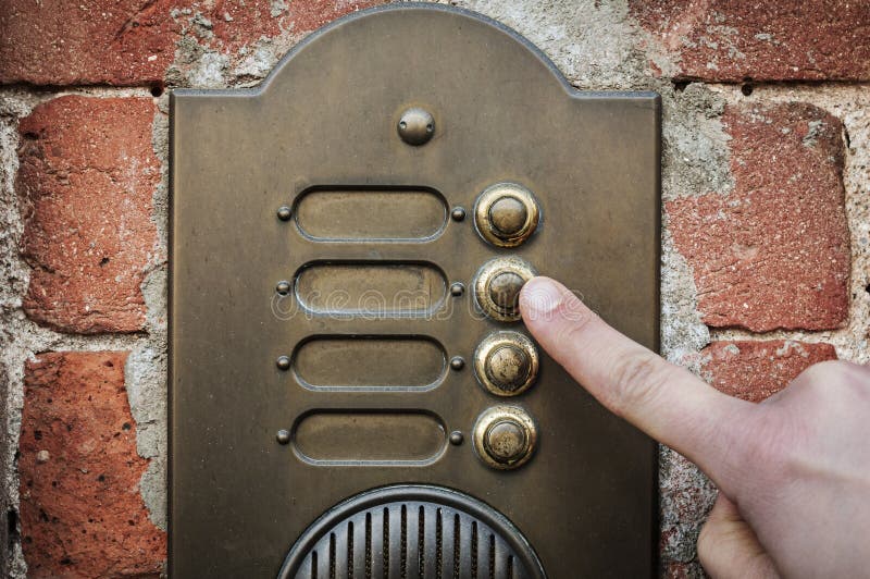 Finger que suena una campana de puerta foto de archivo libre de regalías Finger que suena una campana de puerta foto de archivo libre de regalías