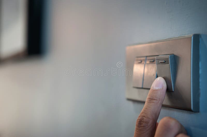 Männlicher Finger, Der Einen Lichtschalter Berührt, Um Das Licht