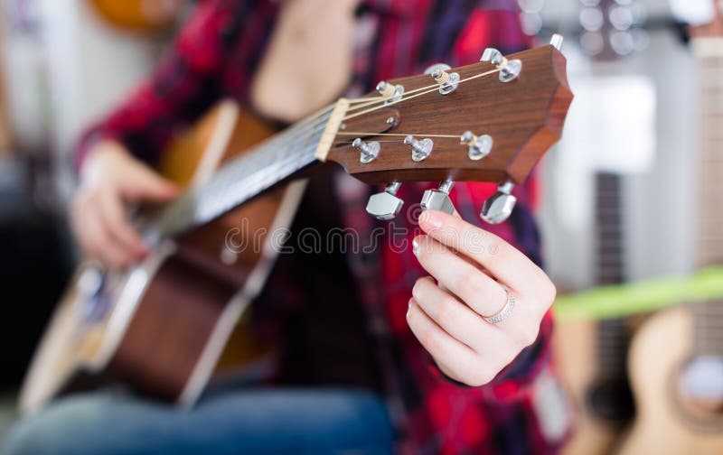 Fingeres que sostienen clavijas de la guitarra imagenes de archivo Fingeres que sostienen clavijas de la guitarra imagenes de archivo