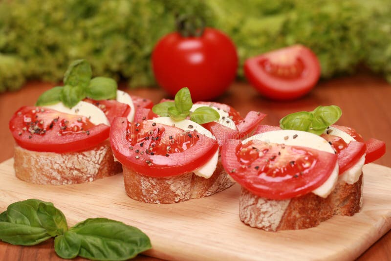 Fingerfood con la mozzarella fotografia stock libera da diritti Fingerfood con la mozzarella fotografia stock libera da diritti