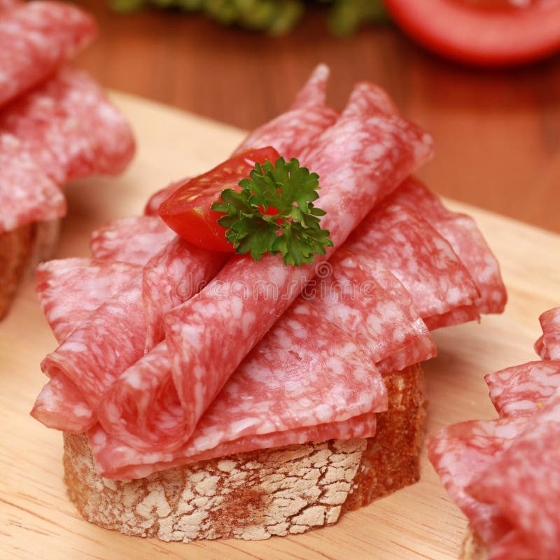Fingerfood mit Salami stockbild. Bild von finger, canapes 24309245