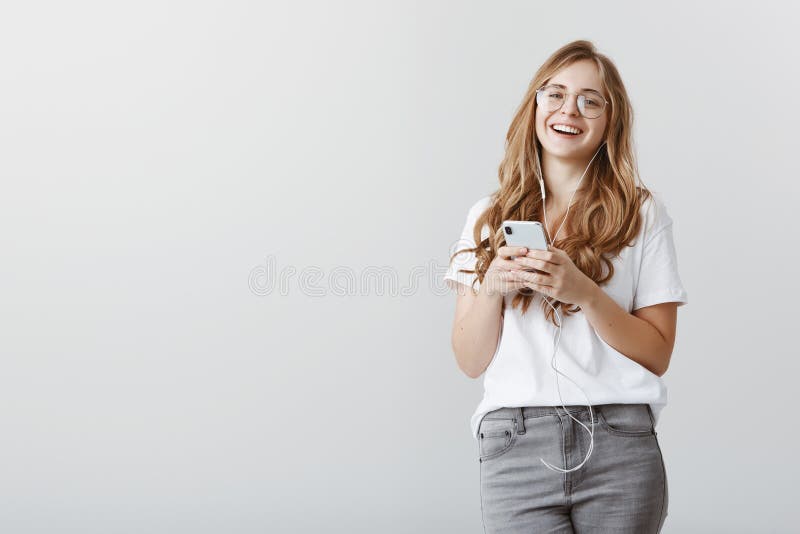 Fingiendo ella le oye mientras que música que escucha Retrato de la mujer europea elegante atractiva con el pelo rubio y imágenes de archivo libres de regalías Fingiendo ella le oye mientras que música que escucha Retrato de la mujer europea elegante atractiva con el pelo rubio y imágenes de archivo libres de regalías