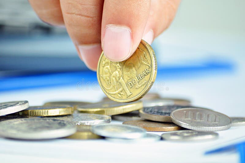 Fingrar som upp väljer ett mynt - en australisk dollar (AUD) royaltyfria bilder Fingrar som upp väljer ett mynt - en australisk dollar (AUD) royaltyfria bilder