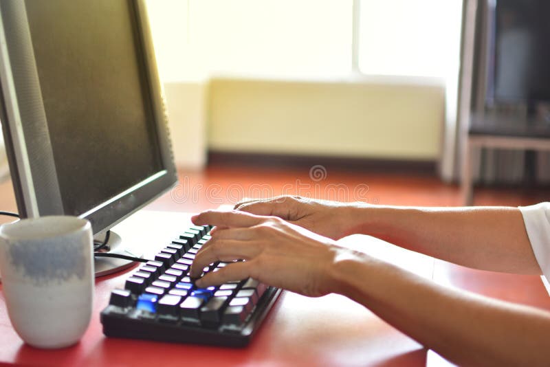 Fingrar till tangentbordet på den bärbara datorn för att arbeta hemifrån med affärskommunikation som arbetar med selektiv fokus på arkivfoto