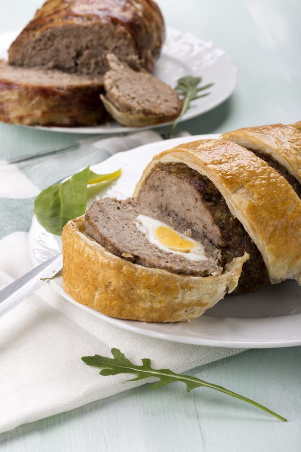 Finhackad köttfärslimpa med kokta ägg royaltyfria foton Finhackad köttfärslimpa med kokta ägg royaltyfria foton