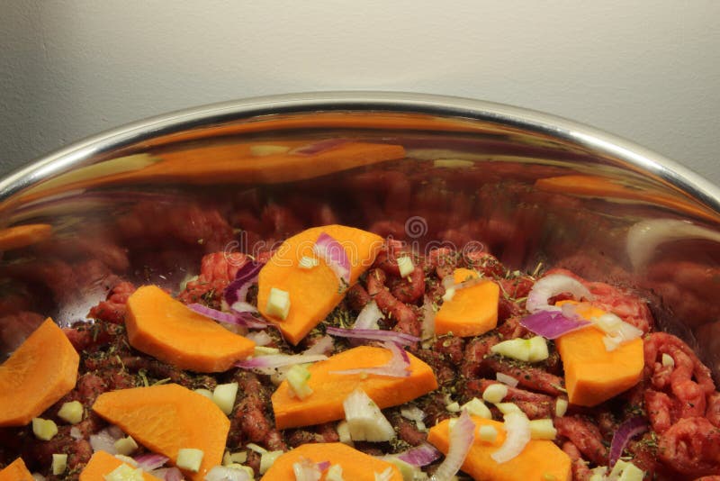 Finhackade nytt k?tt, orange mor?tter, tomater, l?kar, vitl?k och Provencal ?rter i en panna Kött och grönsaker, innan att laga m royaltyfria bilder Finhackade nytt k?tt, orange mor?tter, tomater, l?kar, vitl?k och Provencal ?rter i en panna Kött och grönsaker, innan att laga m royaltyfria bilder