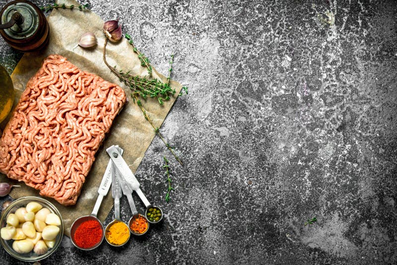 Finhackat nötkött med kryddor, aromatiska örter och olivolja arkivfoton Finhackat nötkött med kryddor, aromatiska örter och olivolja arkivfoton