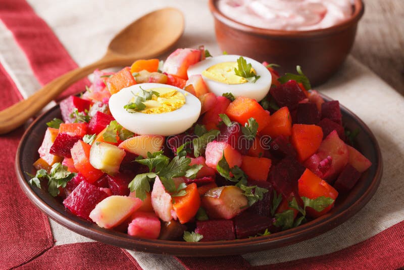 Finnischer rosolli Salat und Sahnesaucenahaufnahme horizontal stockfotos Finnischer rosolli Salat und Sahnesaucenahaufnahme horizontal stockfotos